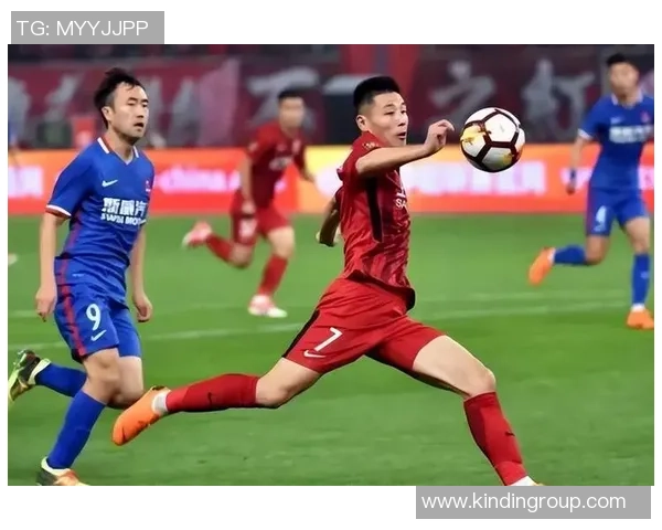 从校园到赛场上大学的足球明星如何平衡学业与职业生涯